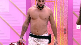 Arthur recebe as compras do mercado do VIP no BBB21