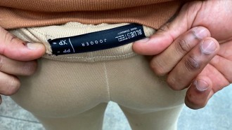 Domitila Barros reencontra Cezar Black e brinca com calça apertada do ex-brother