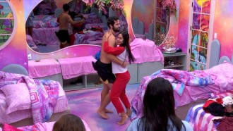 BBB 24: Isabelle e Matteus dançam abraçados no Quarto Fada