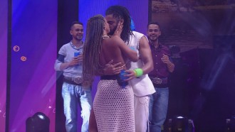 BBB 25: relembre beijões e casais debaixo do edredom