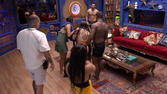 Beatriz derruba Sabrina Sato na sala do BBB 24; veja o vídeo