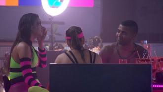 Beatriz pergunta para brothers: 'Vou casar com o primeiro?'