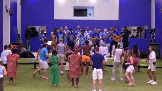 Beijar-Flor acorda a casa do BBB, e web entra na folia