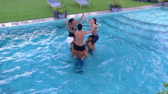 Brothers aproveitam chuva e entram na piscina no BBB 25