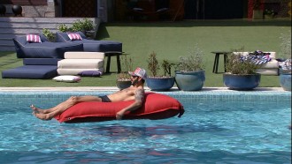 Brothers aproveitam tarde de sol na piscina do BBB21