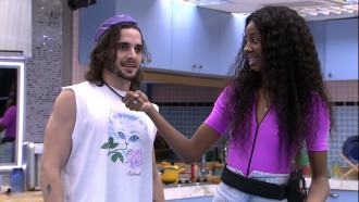 Brothers 'casam' Fiuk e Juliette em brincadeira no BBB21