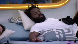 Brothers descansam na varanda do BBB 22 e escutam funk antigo