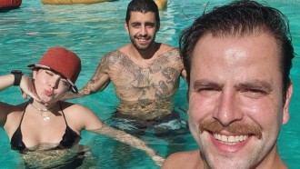 Brothers fazem selfies e aproveitam a tarde na casa do BBB 22