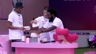 Brothers montam seus kit-presentes Avon