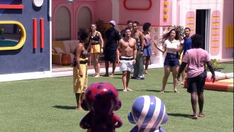 Brothers do BBB 22 procuram por Dummie na área externa da casa