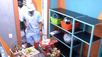 Brothers recebem comidinhas e adereços de Carnaval no BBB 22