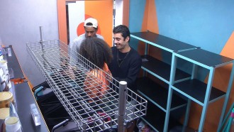 Brothers recebem figurinos para a festa desta noite no BBB 22