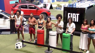 Brothers são surpreendidos com carros no gramado do BBB21