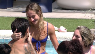 Bruna Griphao e Gabriel trocam carinhos na piscina do BBB 23