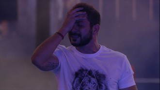 Caio chora ao cantar música na Festa do Líder Arthur no BBB21
