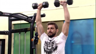 Caio malha enquanto brothers dormem no BBB21