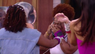 Camilla atende ao Big Fone do BBB 25, após VAR; e público reage