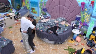 Cara de Sapato dá selinho em Dania Mendez em festa do BBB 23