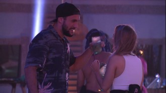 Carla Diaz e Arthur trocam beijos na Festa do Líder do BBB21