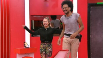 Carla Diaz e João Luiz fazem as compras da Xepa no BBB21