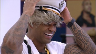 Cezar Black ganha peruca e internautas comparam com famosos