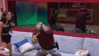 Cezar diverte brothers ao imitar Ricardo na festa do BBB 23