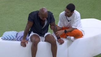 Cezar, do BBB 23, chora e é consolado por Gabriel Santana