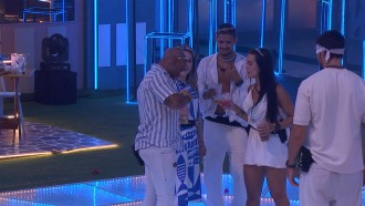 Cezar veste sutiã de Bruna Griphao em festa do BBB 23