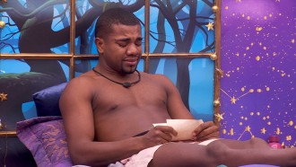 Com carta da família em mãos, Davi chora no BBB 24