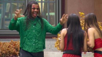 Com maquiagem de palhaço, Davi dá susto em sisters do BBB 24