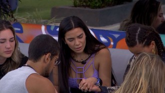 Dania Mendez faz oração com os brothers do BBB 23
