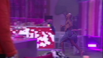 De toalha, Ricardo faz performance em festa do BBB 23