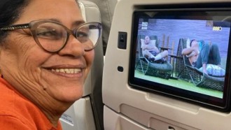 Delma, do BBB 25, é recebida no aeroporto de Recife