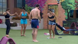 Deniziane e Matteus jogam futebol no BBB 24