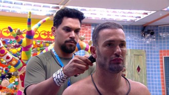 Diego Hypolito raspa a barba e corta o cabelo no BBB 25