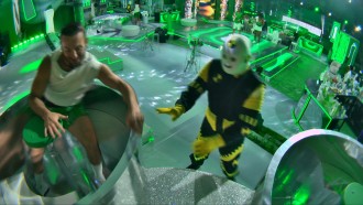 Diego Hypolito roda em brinquedo e é interrompido por dummy