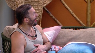 Diego Hypolito tenta se comunicar com pássaros no BBB 25