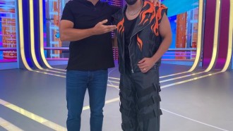 Dilsinho posa com Tadeu Schmidt nos bastidores do BBB 23