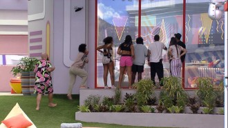 Douglas Silva aperta botão e libera a Casa de Vidro do BBB 22