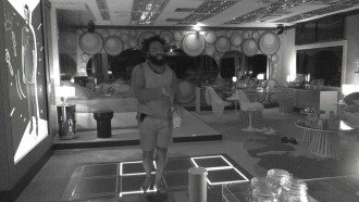 Douglas Silva aproveita pós-festa sozinho no Quarto do Líder