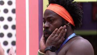 Douglas Silva chora e é consolado por brothers no BBB 22