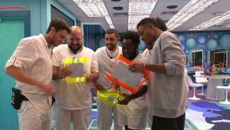 Douglas Silva mostra fotos da família aos brothers