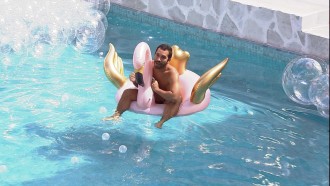 Durante Pool Party da Americanas, Gilberto brinca na piscina