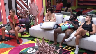 ‘Ela se alimenta de luz’, comenta Douglas Silva sobre sister