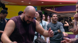 Eliezer chora e é abraçado por Tiago Abravanel e Laís