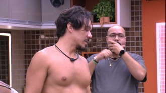 Eliezer do BBB 22 cozinha sem camisa na Xepa e toma susto