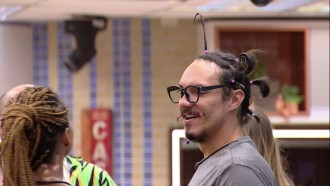 Eliezer ganha penteado novo de Bárbara e Natália
