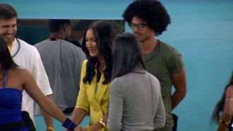 Eliminada, Maxiane ganha abraço de Breno, e Marciele chora