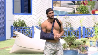 Em dia de Eliminação, Arthur canta no gramado do BBB21