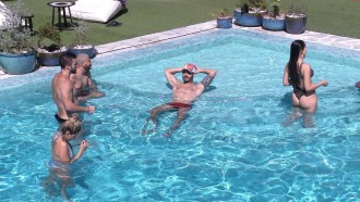 Em dia de Eliminação, brothers curtem piscina do BBB21